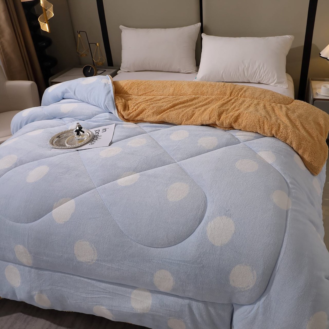 Pilota Cocolino cu Blanita Bej Ultra Pufoasa, Matlasata, 200x230 cm – Caldura Instanta si Confort de Lux pentru Nopti Reci, Bleu, buline - 4 | YEO
