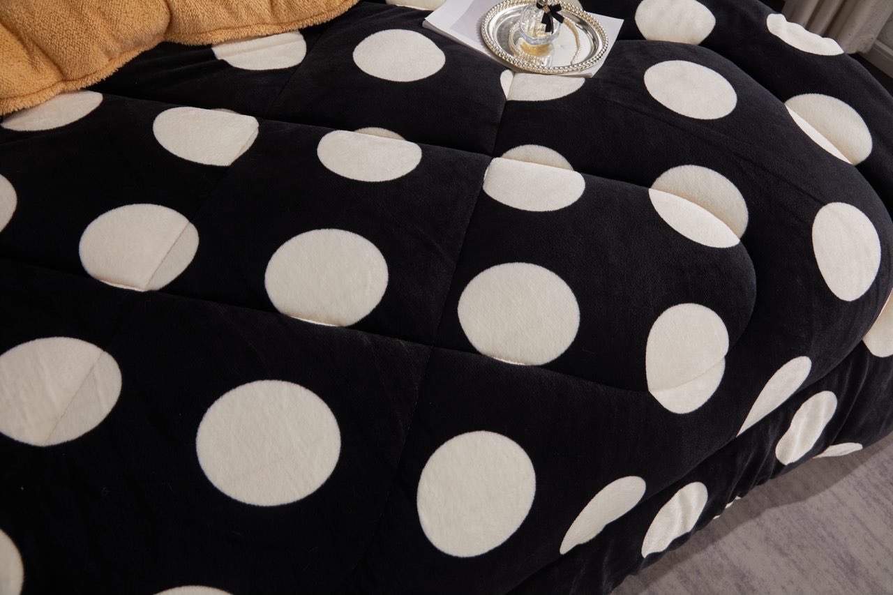 Pilota Cocolino cu Blanita Bej Ultra Pufoasa, Matlasata, 200x230 cm – Caldura Instanta si Confort de Lux pentru Nopti Reci, Negru, buline - 1 | YEO