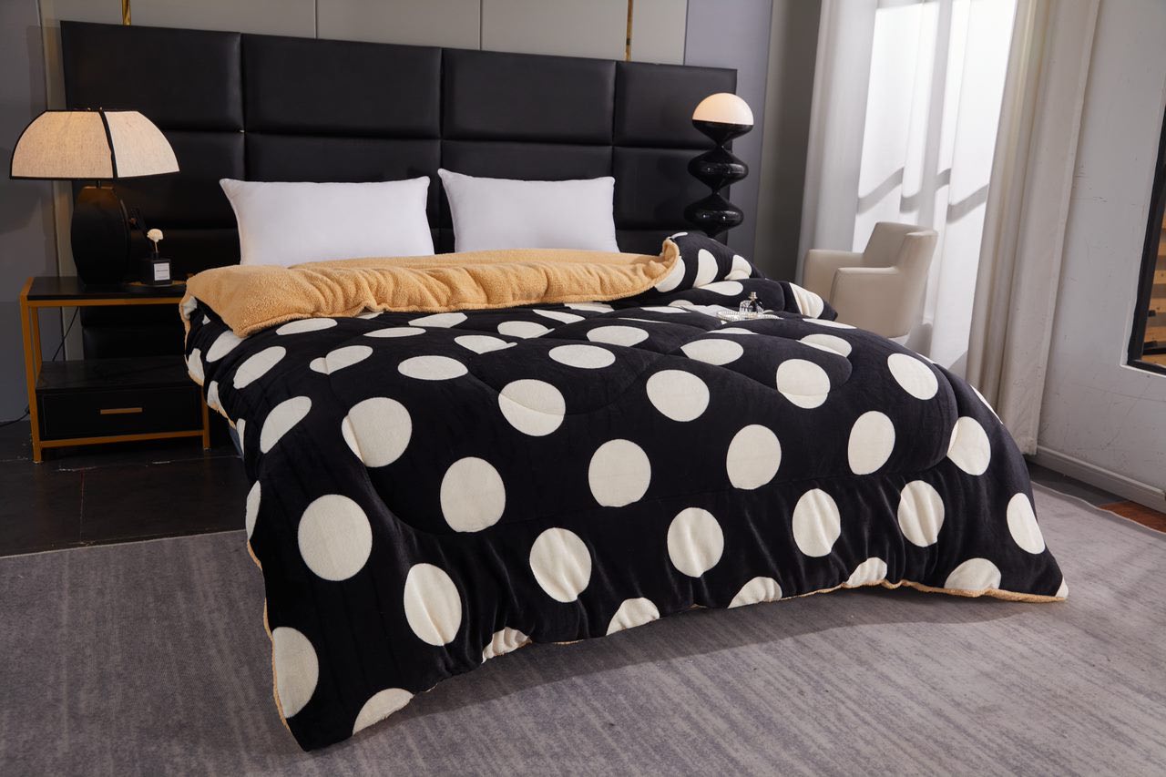 Pilota Cocolino cu Blanita Bej Ultra Pufoasa, Matlasata, 200x230 cm – Caldura Instanta si Confort de Lux pentru Nopti Reci, Negru, buline - 2 | YEO