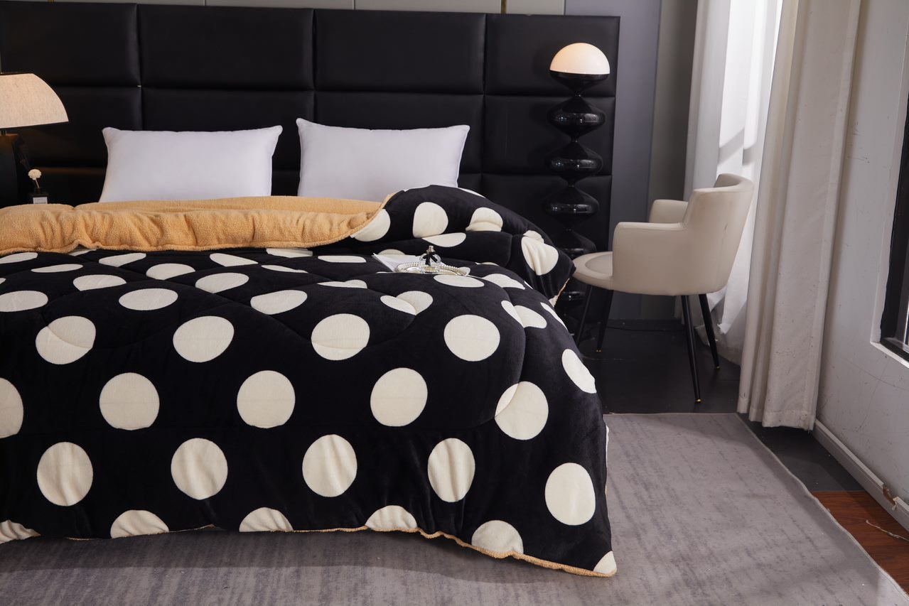 Pilota Cocolino cu Blanita Bej Ultra Pufoasa, Matlasata, 200x230 cm – Caldura Instanta si Confort de Lux pentru Nopti Reci, Negru, buline - 3 | YEO