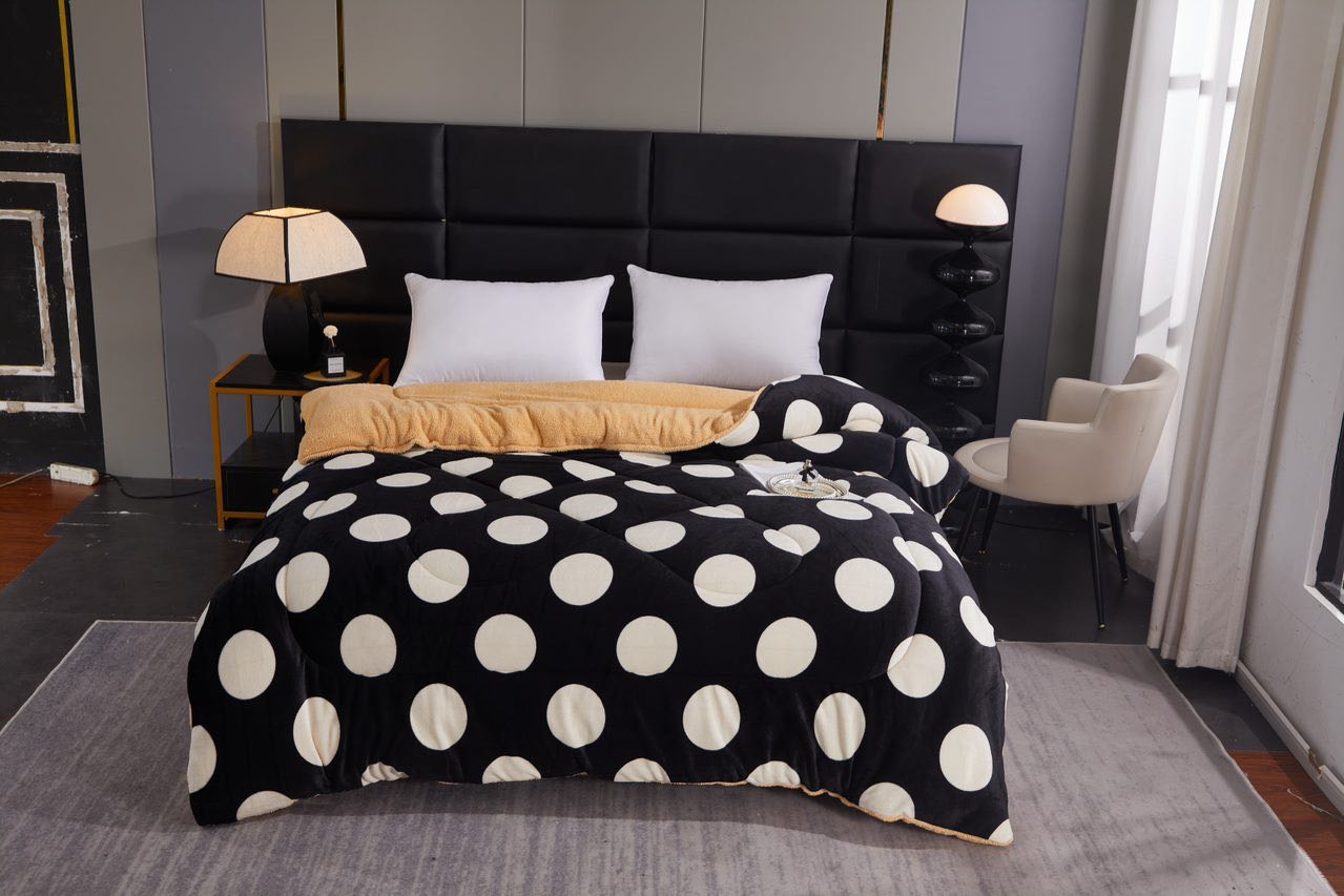 Pilota Cocolino cu Blanita Bej Ultra Pufoasa, Matlasata, 200x230 cm – Caldura Instanta si Confort de Lux pentru Nopti Reci, Negru, buline - 4 | YEO