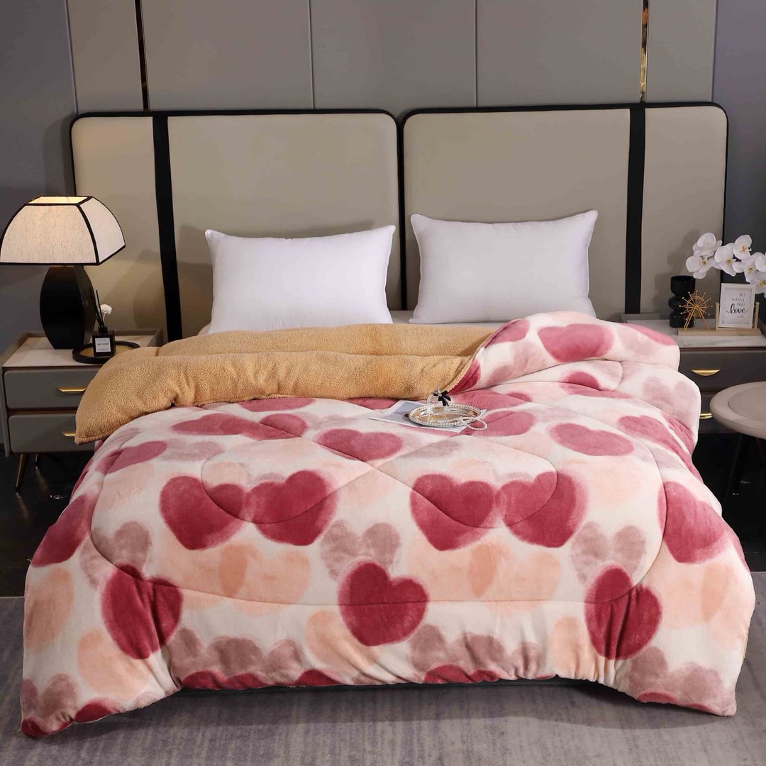 Pilota Cocolino cu Blanita Bej Ultra Pufoasa, Matlasata, 200x230 cm – Caldura Instanta si Confort de Lux pentru Nopti Reci, Roz, inimioare - 1 | YEO