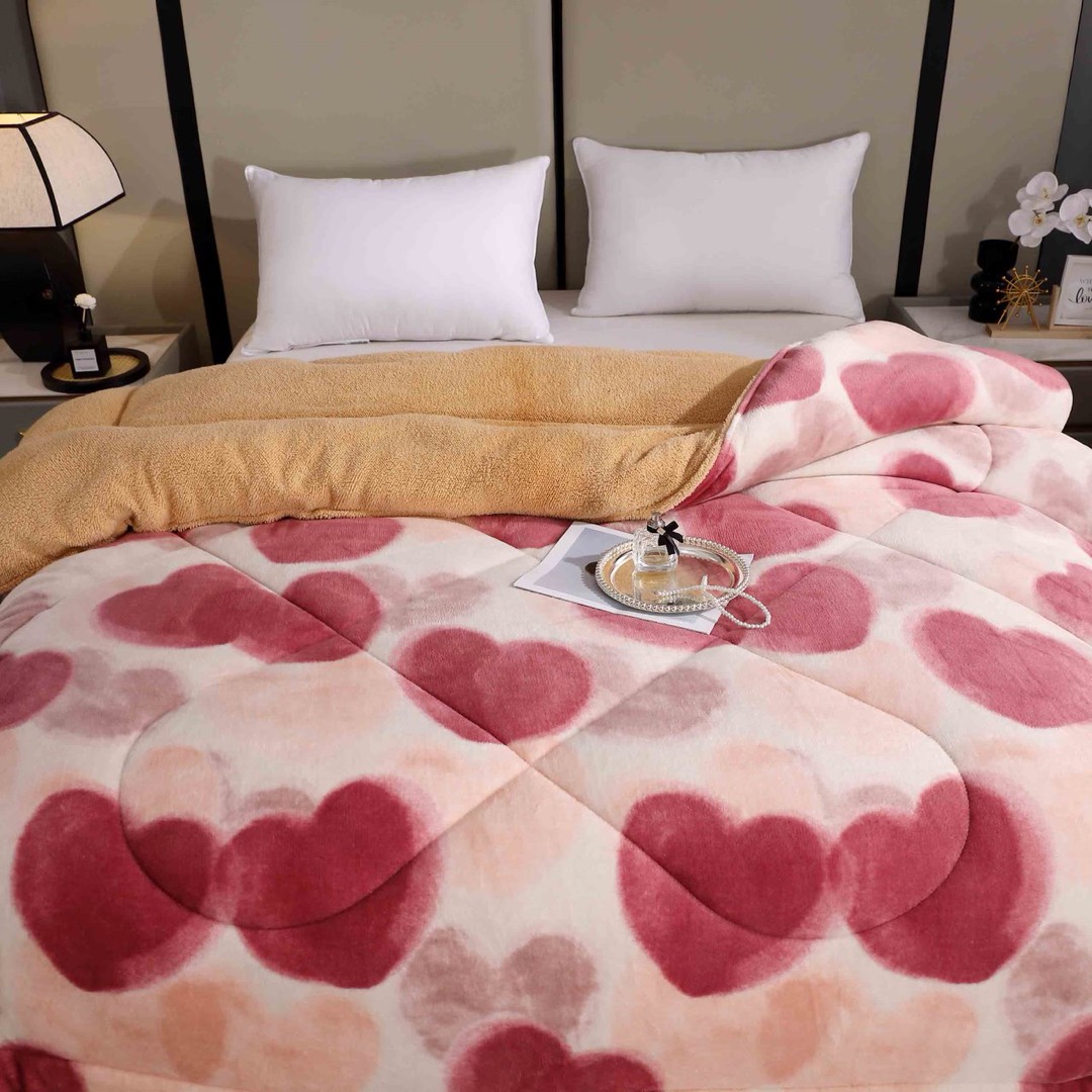 Pilota Cocolino cu Blanita Bej Ultra Pufoasa, Matlasata, 200x230 cm – Caldura Instanta si Confort de Lux pentru Nopti Reci, Roz, inimioare - 3 | YEO