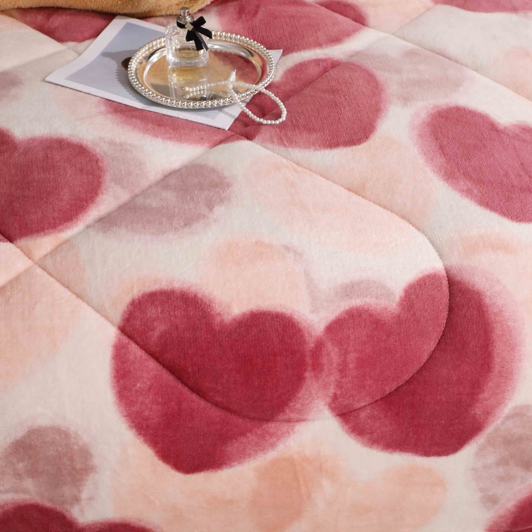 Pilota Cocolino cu Blanita Bej Ultra Pufoasa, Matlasata, 200x230 cm – Caldura Instanta si Confort de Lux pentru Nopti Reci, Roz, inimioare - 4 | YEO