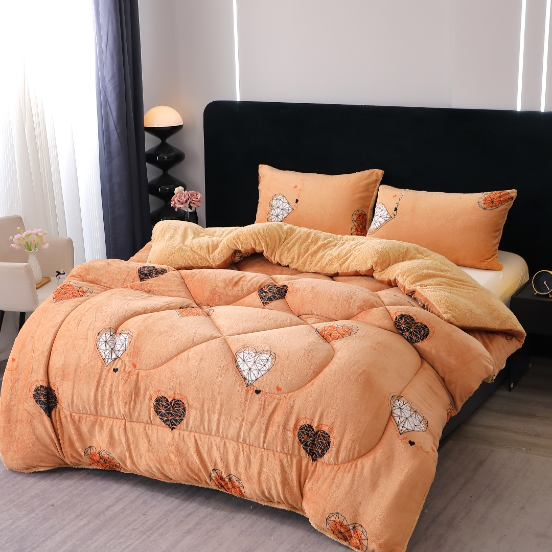 Pilota Cocolino cu Blanita Bej Ultra Pufoasa, Matlasata, 200x230cm + 2 fete de perna 50x70cm – Caldura Instanta si Confort de Lux pentru Nopti Reci, Bej, Negru, Inimioare - 1 | YEO