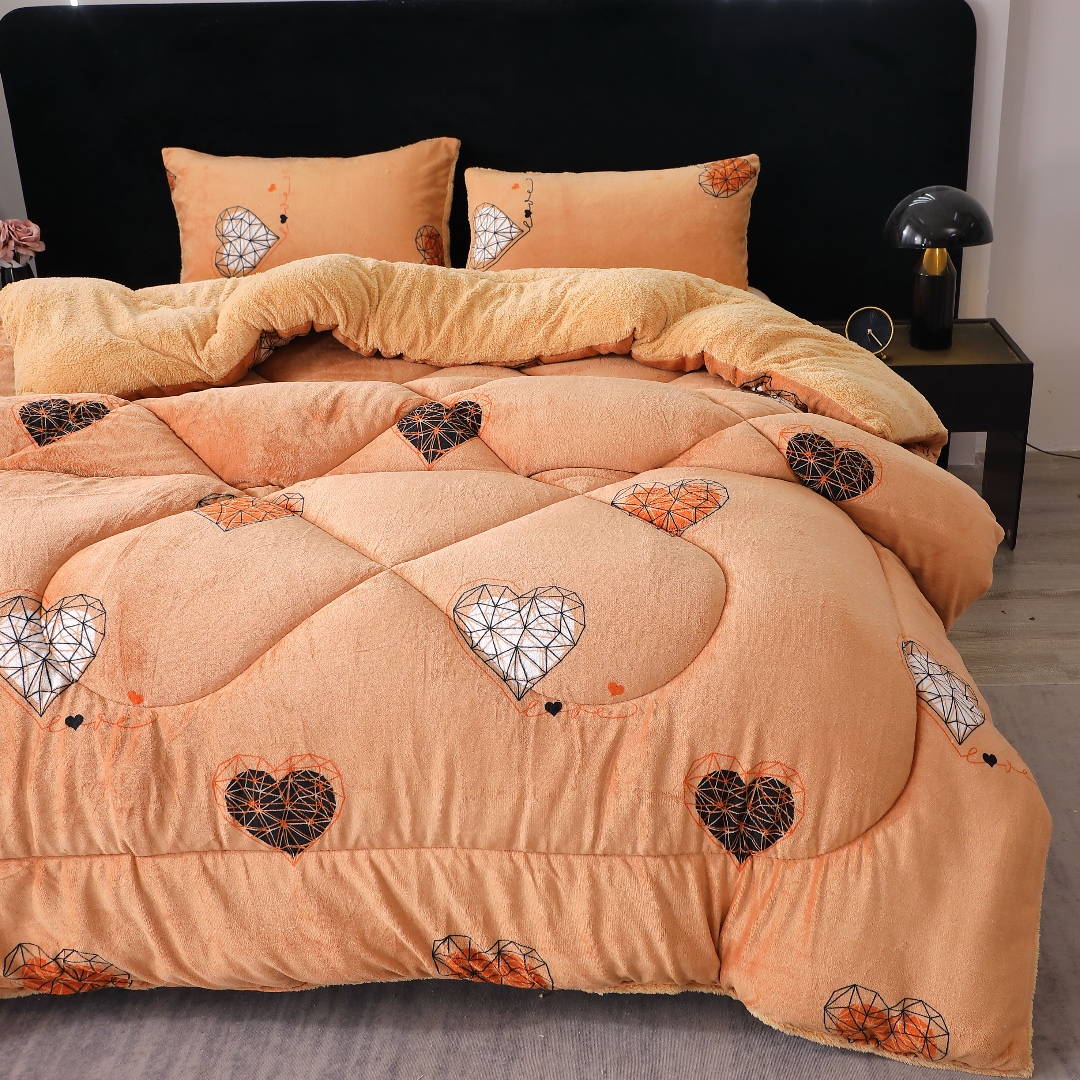 Pilota Cocolino cu Blanita Bej Ultra Pufoasa, Matlasata, 200x230cm + 2 fete de perna 50x70cm – Caldura Instanta si Confort de Lux pentru Nopti Reci, Bej, Negru, Inimioare - 2 | YEO