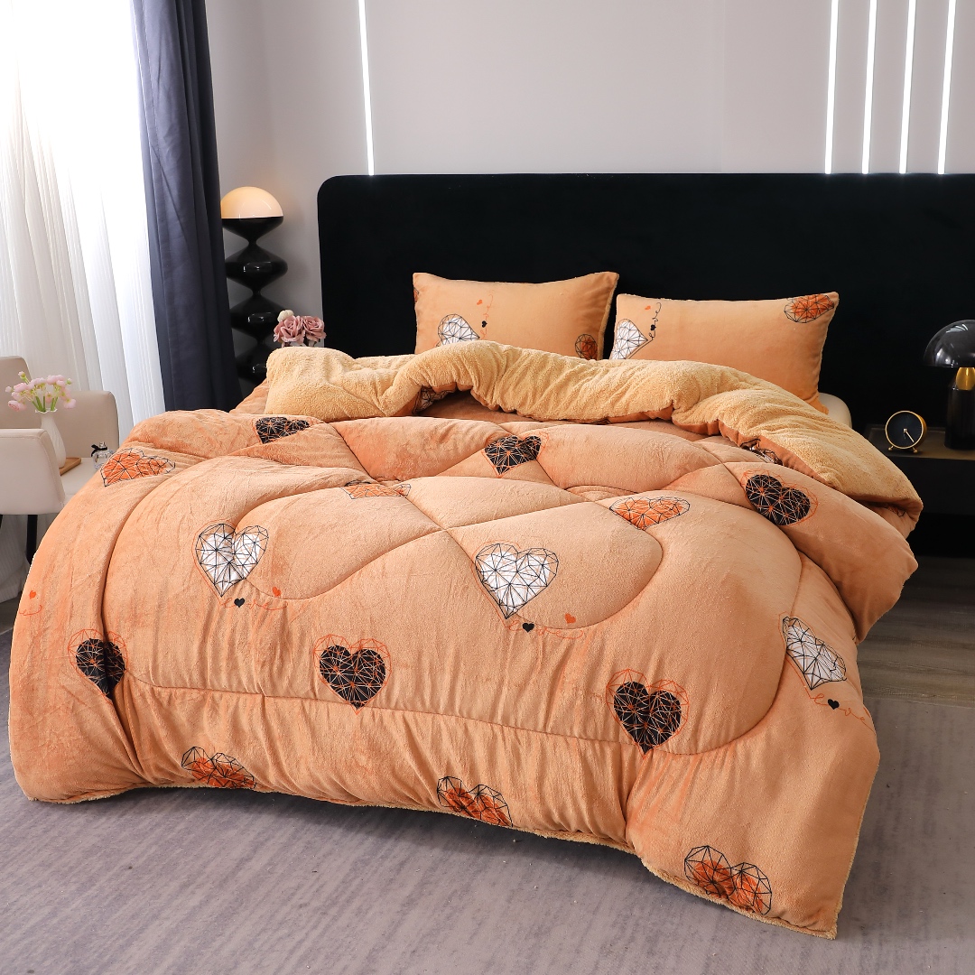 Pilota Cocolino cu Blanita Bej Ultra Pufoasa, Matlasata, 200x230cm + 2 fete de perna 50x70cm – Caldura Instanta si Confort de Lux pentru Nopti Reci, Bej, Negru, Inimioare - 3 | YEO