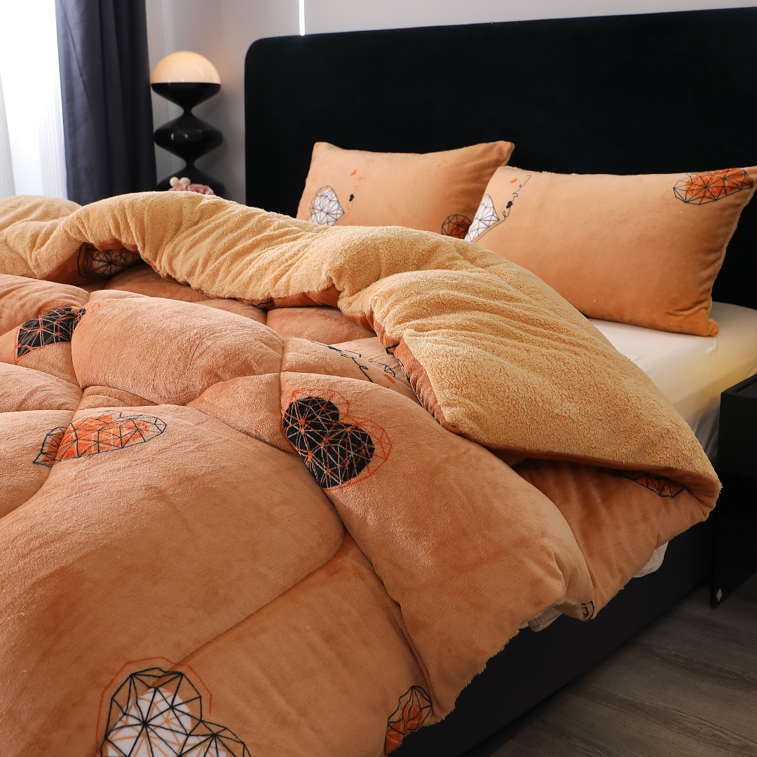 Pilota Cocolino cu Blanita Bej Ultra Pufoasa, Matlasata, 200x230cm + 2 fete de perna 50x70cm – Caldura Instanta si Confort de Lux pentru Nopti Reci, Bej, Negru, Inimioare - 4 | YEO
