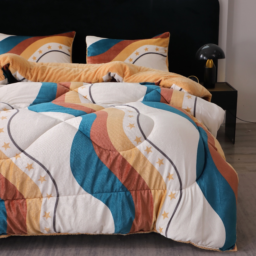 Pilota Cocolino cu Blanita Bej Ultra Pufoasa, Matlasata, 200x230cm + 2 fete de perna 50x70cm – Caldura Instanta si Confort de Lux pentru Nopti Reci, Crem, Bej, Verde, Maro, Dungi, Stelute - 1 | YEO
