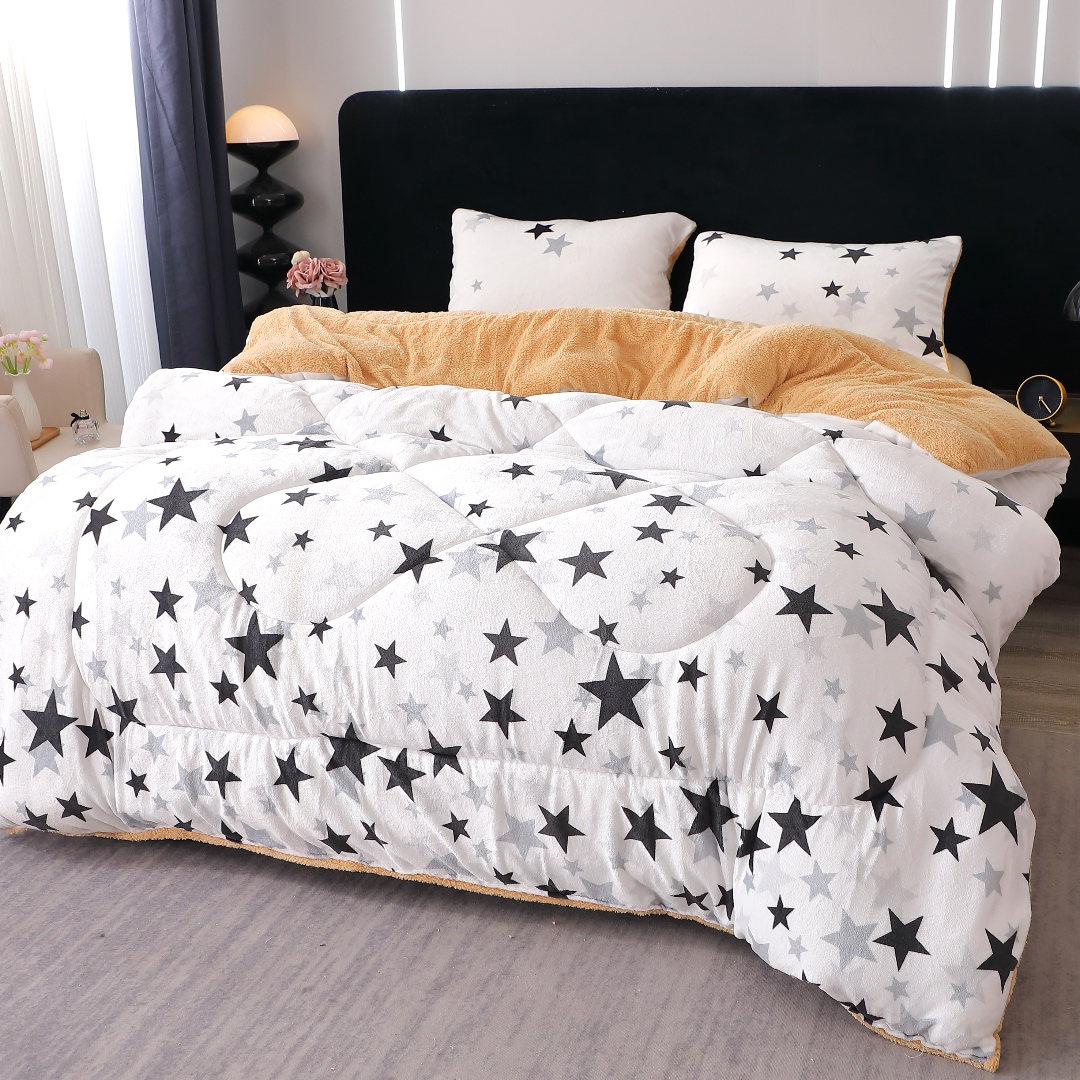 Pilota Cocolino cu Blanita Bej Ultra Pufoasa, Matlasata, 200x230cm + 2 fete de perna 50x70cm – Caldura Instanta si Confort de Lux pentru Nopti Reci, Alb, Negru, Stelute - 1 | YEO