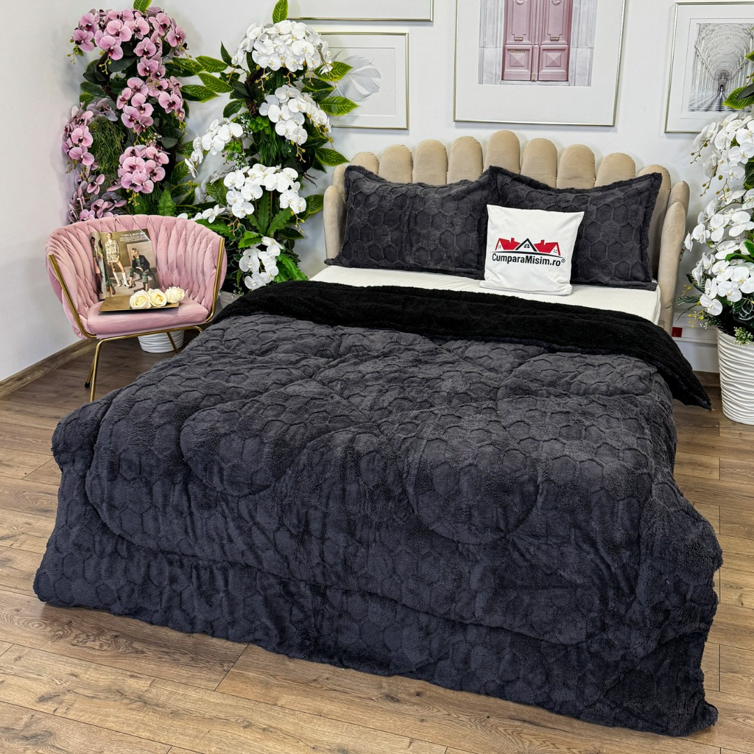 Pilota Groasa Cocolino Gofrat 3D Model in Relief cu Fagure si Dos din Blanita Sherpa, Umplutura Vatelina Siliconica, 200x230 cm + 2 Fete de Perna 50x70 cm - Caldura si Rafinament pentru Un Somn Odihnitor, Antracit - 2 | YEO