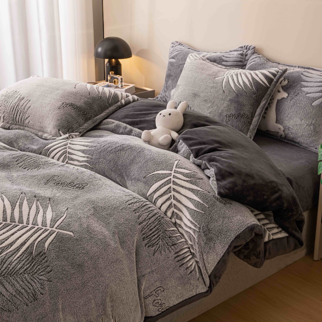 Lenjerie pat dublu, Super Pufoasa COCOLINO,cu ELASTIC, 4 piese, Jojo Home, Gri, Frunze - 1 | YEO