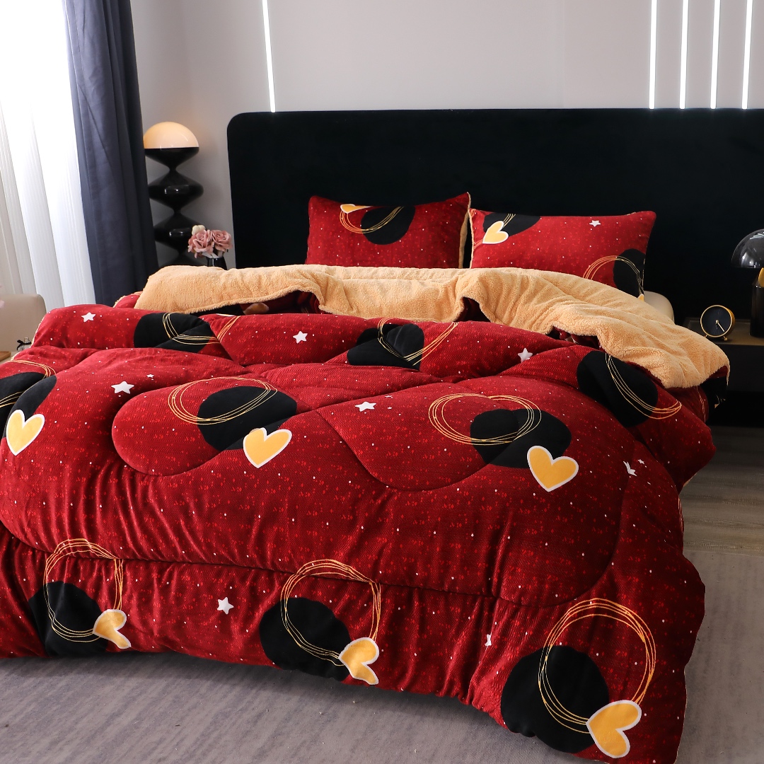 Pilota Cocolino cu Blanita Bej Ultra Pufoasa, Matlasata, 200x230cm + 2 fete de perna 50x70cm – Caldura Instanta si Confort de Lux pentru Nopti Reci, Grena, Negru, Inimioare - 1 | YEO