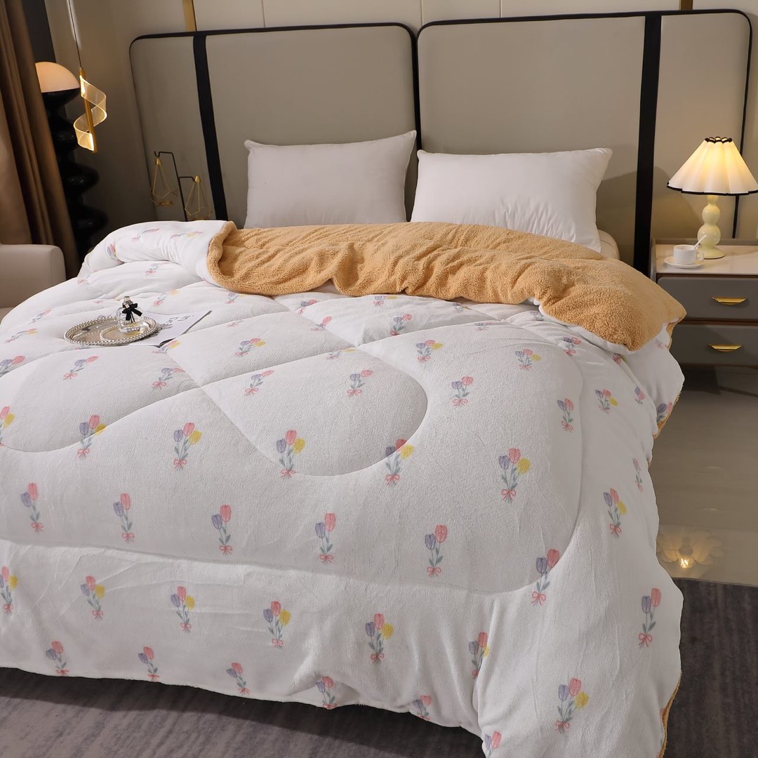 Pilota Cocolino cu Blanita Bej Ultra Pufoasa, Matlasata, 200x230 cm – Caldura Instanta si Confort de Lux pentru Nopti Reci, Alb, flori - 1 | YEO