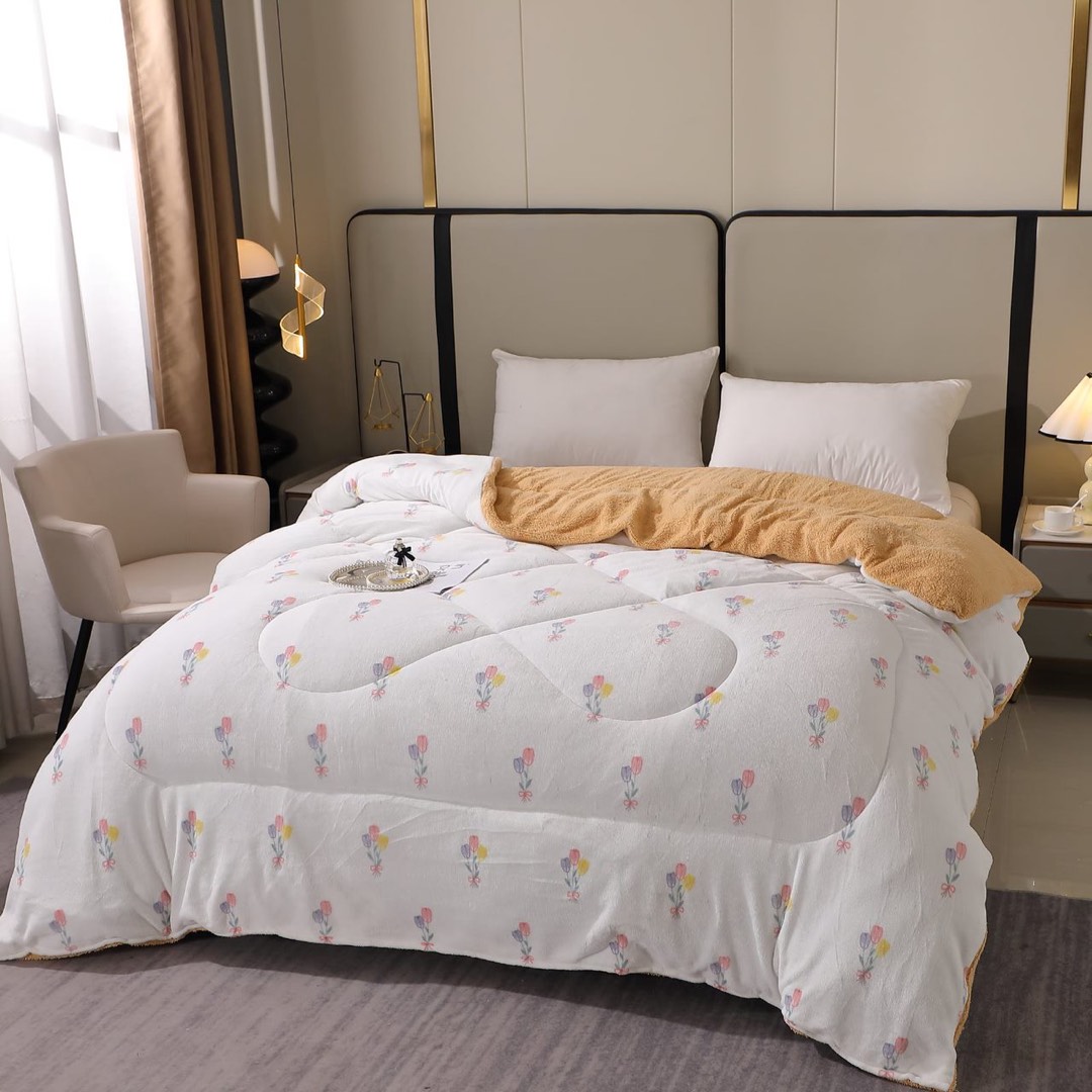 Pilota Cocolino cu Blanita Bej Ultra Pufoasa, Matlasata, 200x230 cm – Caldura Instanta si Confort de Lux pentru Nopti Reci, Alb, flori - 2 | YEO