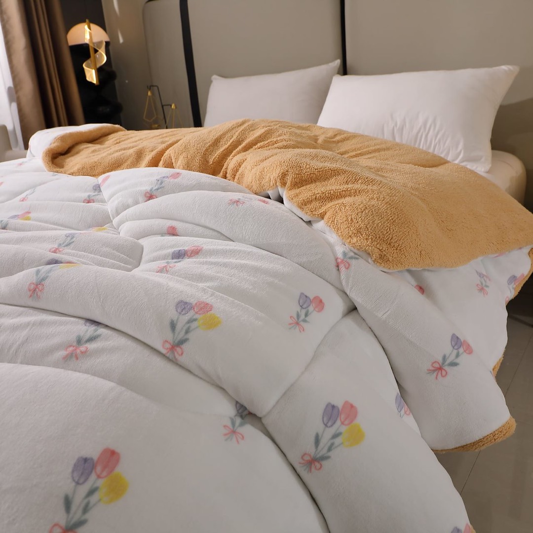Pilota Cocolino cu Blanita Bej Ultra Pufoasa, Matlasata, 200x230 cm – Caldura Instanta si Confort de Lux pentru Nopti Reci, Alb, flori - 3 | YEO