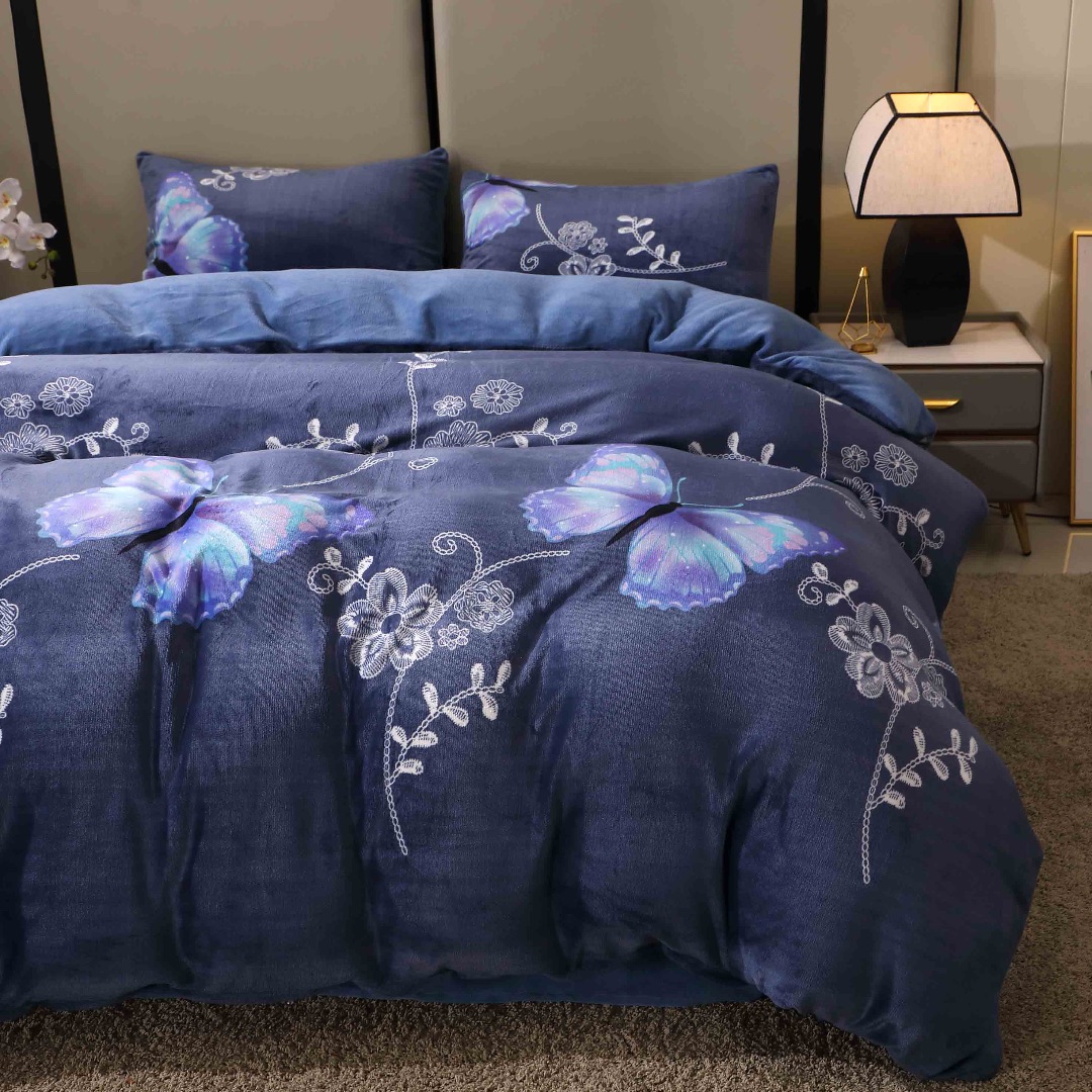 Poze Lenjerie pat dublu, Super Pufoasa COCOLINO, 4 piese, Bleumarin, Fluturi cumparamisim.ro