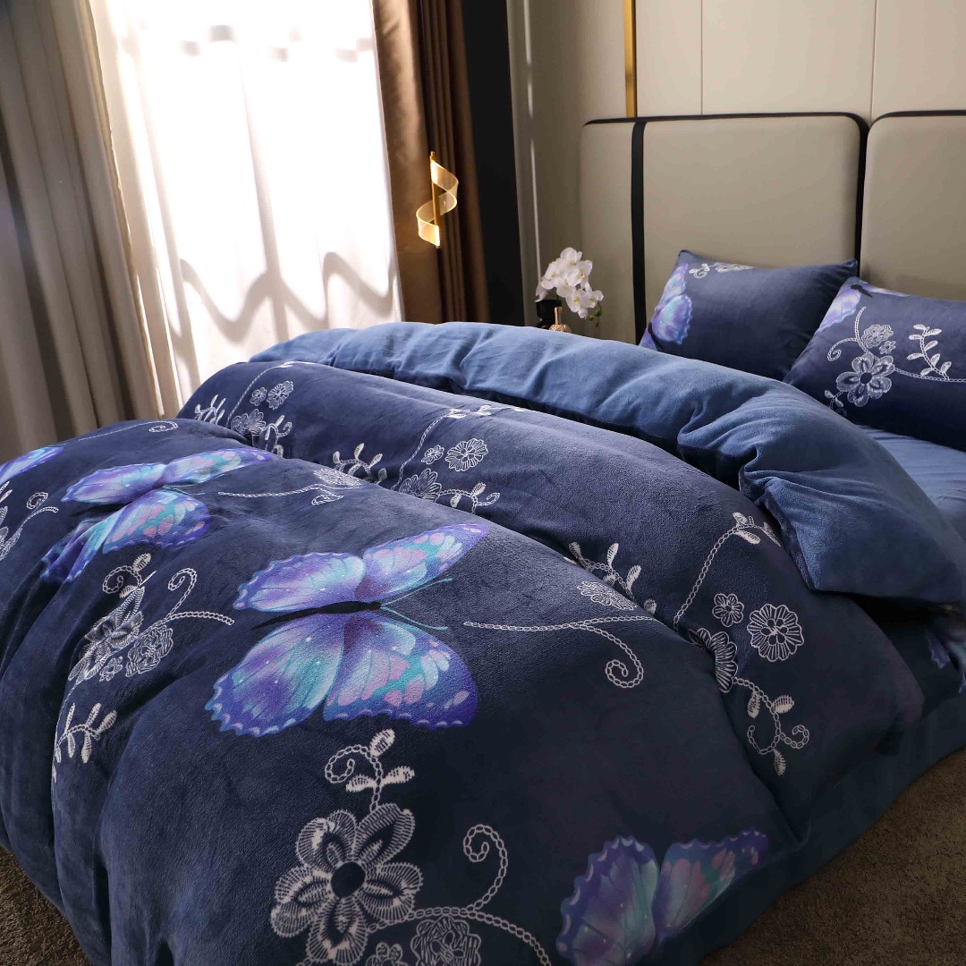 Poze Lenjerie pat dublu, Super Pufoasa COCOLINO, 4 piese, Bleumarin, Fluturi cumparamisim.ro