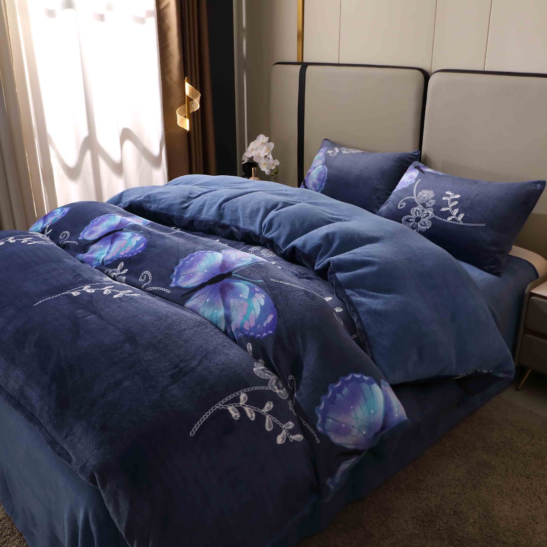 Poze Lenjerie pat dublu, Super Pufoasa COCOLINO, 4 piese, Bleumarin, Fluturi cumparamisim.ro