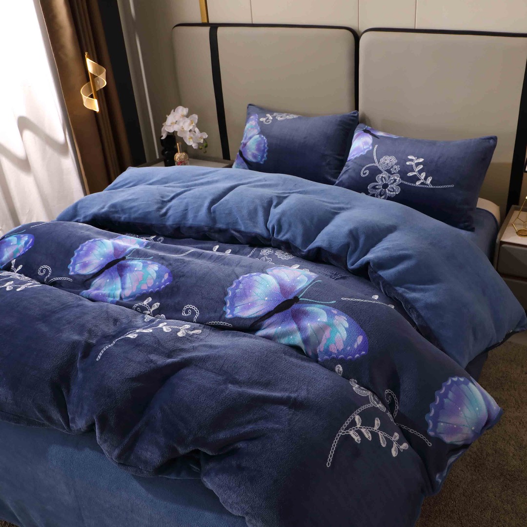 Poze Lenjerie pat dublu, Super Pufoasa COCOLINO, 4 piese, Bleumarin, Fluturi cumparamisim.ro