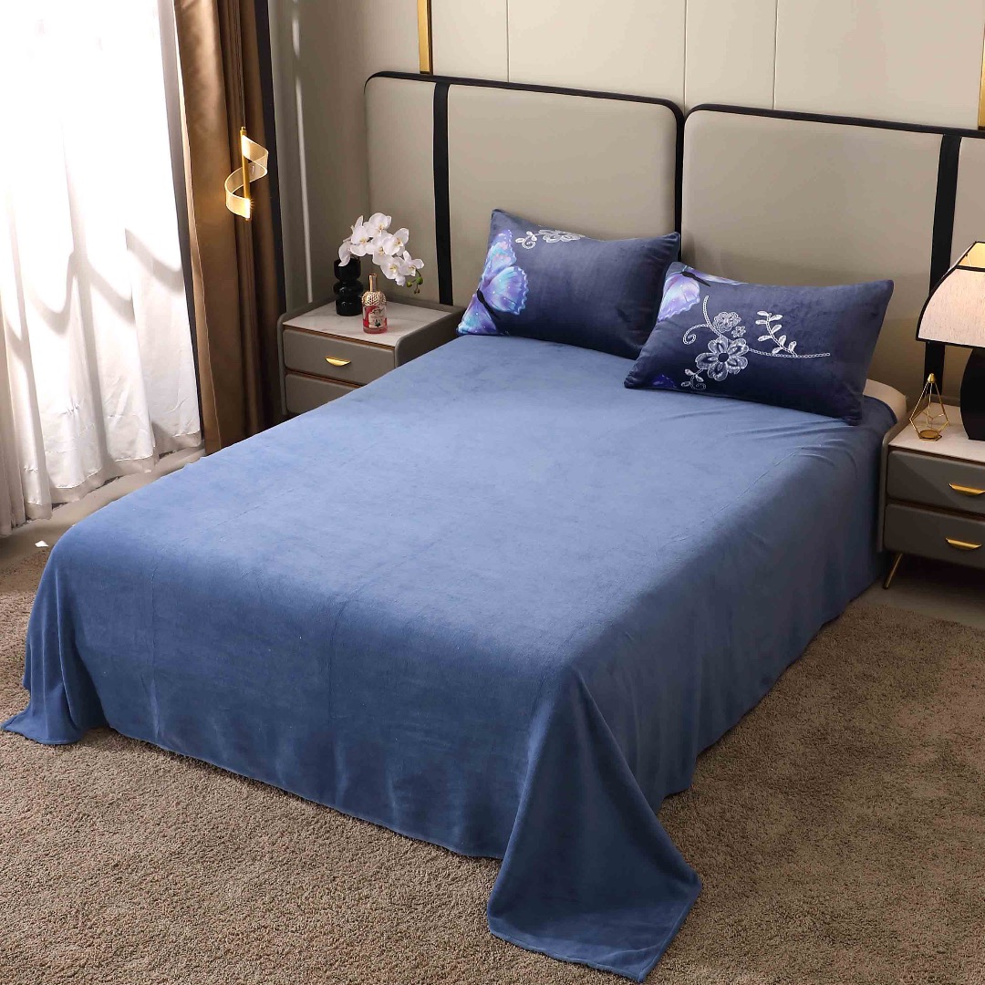 Poze Lenjerie pat dublu, Super Pufoasa COCOLINO, 4 piese, Bleumarin, Fluturi cumparamisim.ro