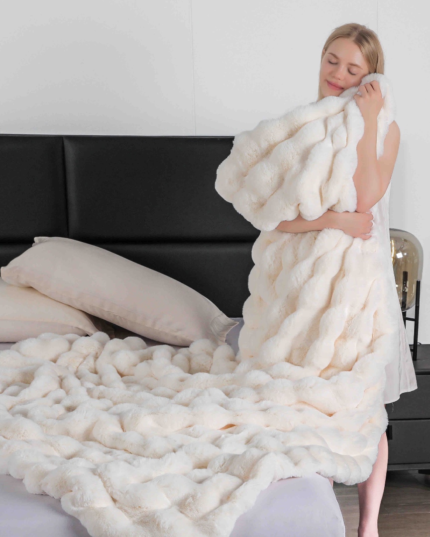 Poze Patura Luxury Soft Touch, Jojo Home, cu Blanita Artificiala Tip Iepure, 200x230 cm, cu Fermoar, Crem cumparamisim.ro