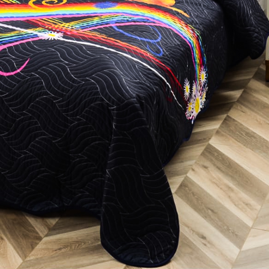 Poze Cuvertura Matlasata, Pat Dublu, 230x250 cm, 3 Piese, Bumbac Finet Satinat, Imprimeu Digital, IDENTIC CU POZA, 2 Fete de Perna 60x80 cm, Negru, Fluturi Colorati cumparamisim.ro