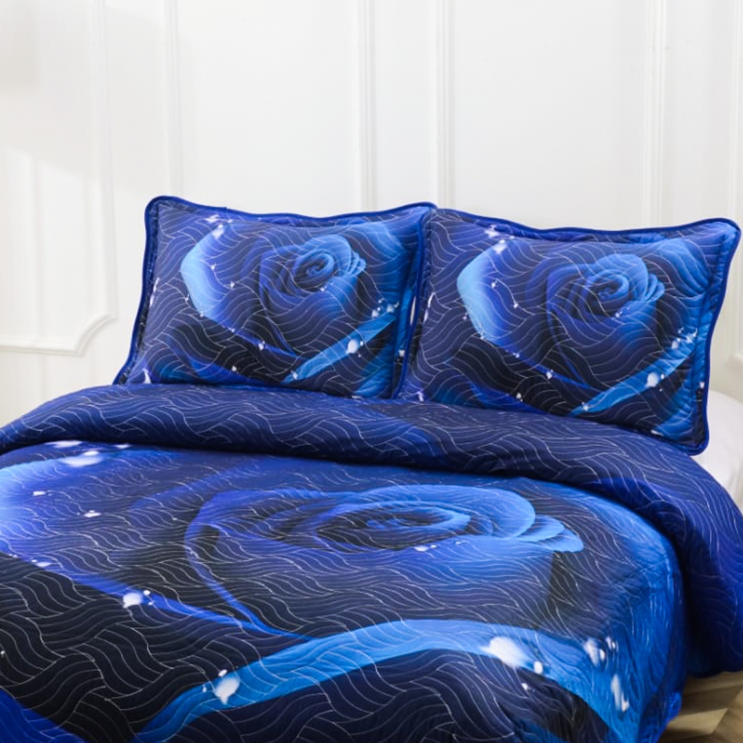 Poze Cuvertura Matlasata, Pat Dublu, 230x250 cm, 3 Piese, Bumbac Finet Satinat, Imprimeu Digital, IDENTIC CU POZA, 2 Fete de Perna 60x80 cm, Albastru, Trandafir cumparamisim.ro