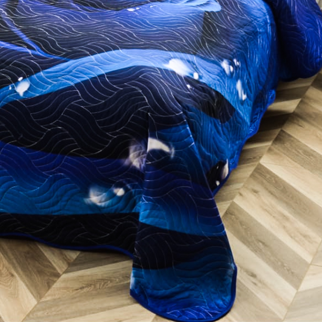 Poze Cuvertura Matlasata, Pat Dublu, 230x250 cm, 3 Piese, Bumbac Finet Satinat, Imprimeu Digital, IDENTIC CU POZA, 2 Fete de Perna 60x80 cm, Albastru, Trandafir cumparamisim.ro