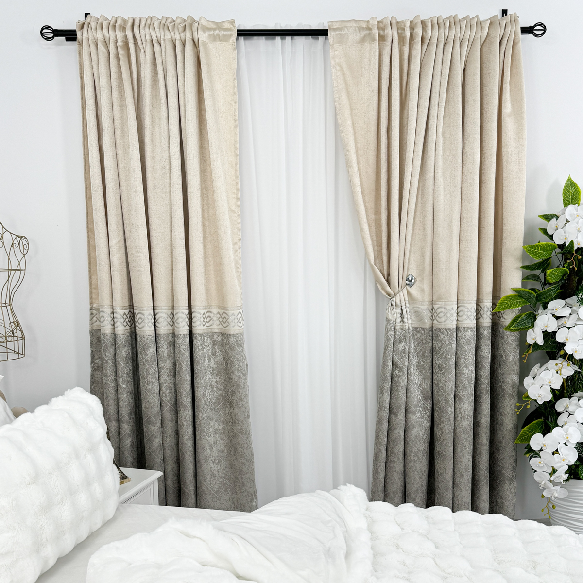 Poze Set 2 Draperii Royal, Satinata, Texturata, Bej cu Gri si Argintiu, 140cm latime x 260cm inaltime, cu tiv lat pt bara cumparamisim.ro