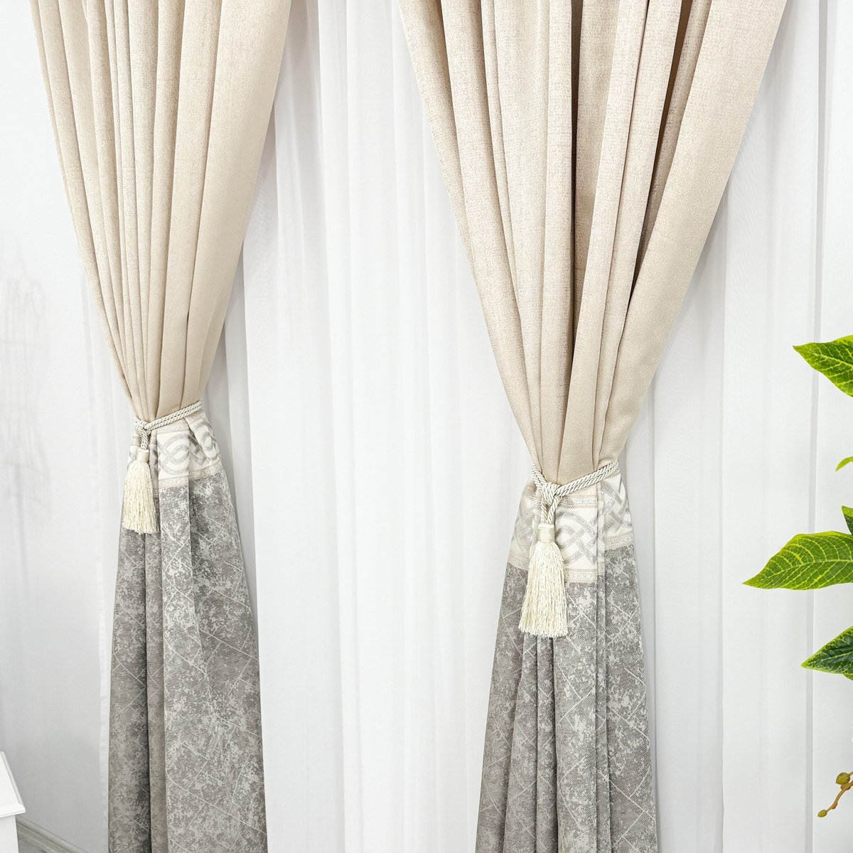 Poze Set 2 Draperii Royal, Satinata, Texturata, Bej cu Gri si Argintiu, 140cm latime x 260cm inaltime, cu tiv lat pt bara cumparamisim.ro