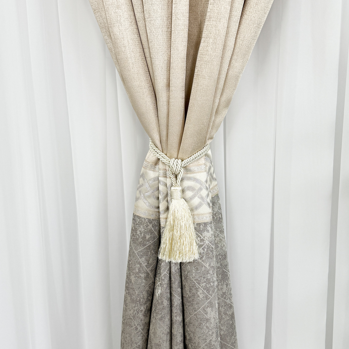 Poze Set 2 Draperii Royal, Satinata, Texturata, Bej cu Gri si Argintiu, 140cm latime x 260cm inaltime, cu tiv lat pt bara cumparamisim.ro