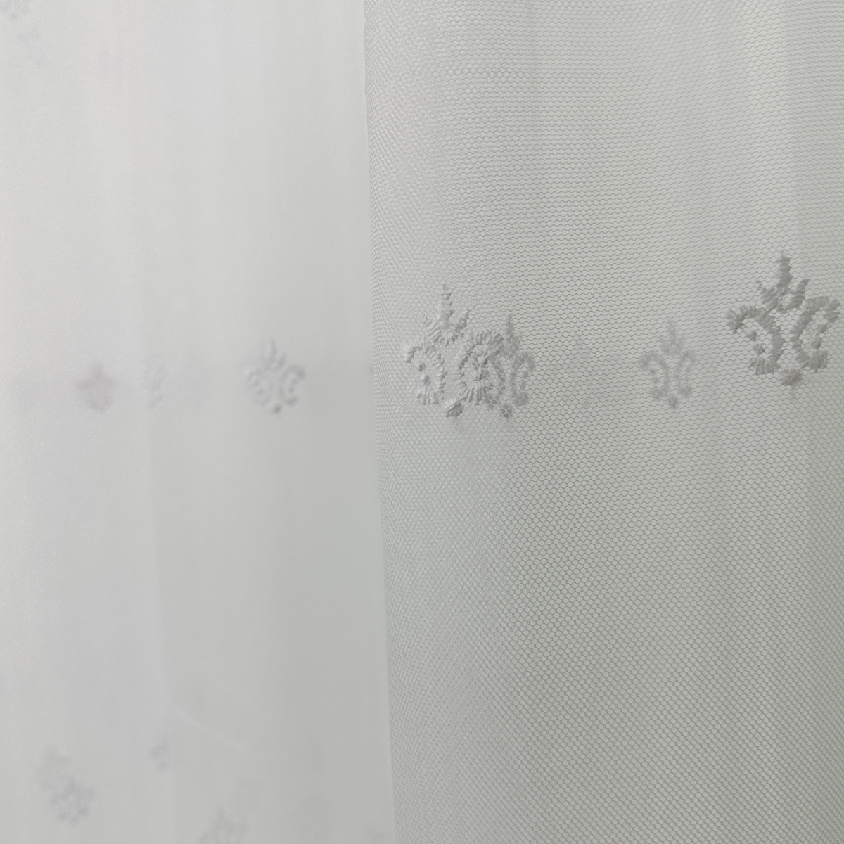 Poze Perdea Oriental din Tulle cu Broderie, model elegant, Alb, 140cm latime x 260cm inaltime, cu rejansa pt bara cumparamisim.ro