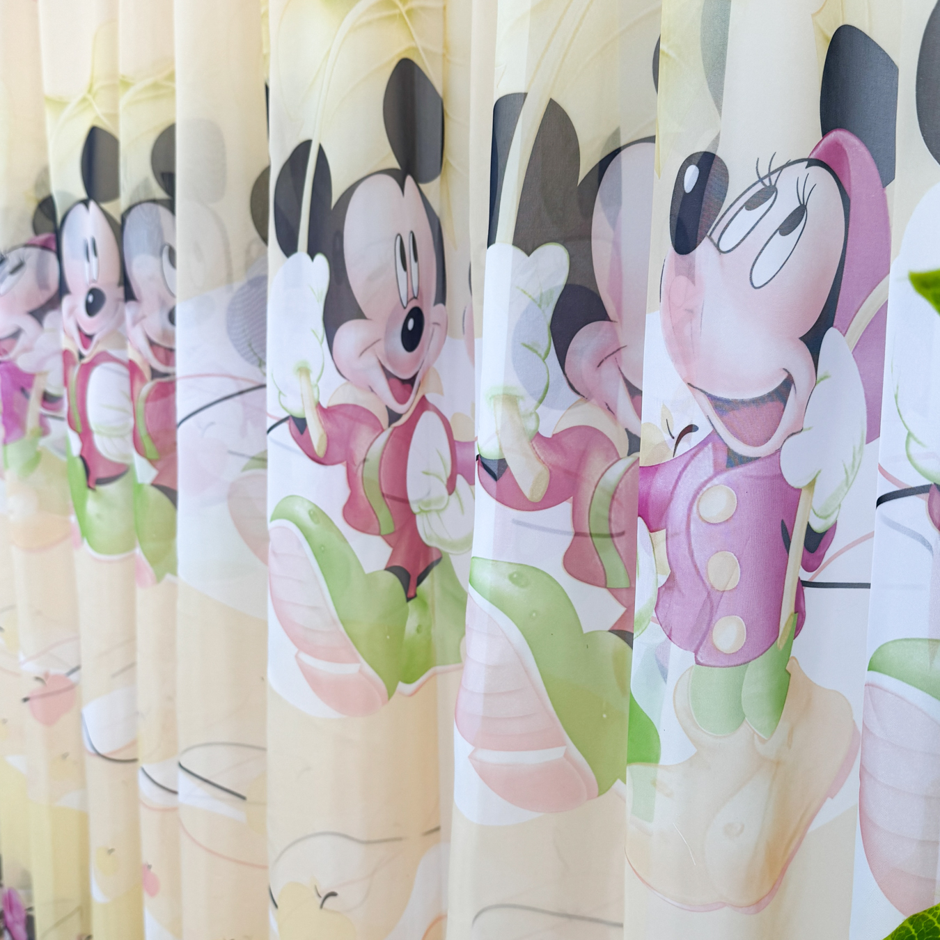 Poze Perdea pentru copii din matase, Minnie si Mickey, 140cm latime x 260cm inaltime, cu rejansa pt bara cumparamisim.ro