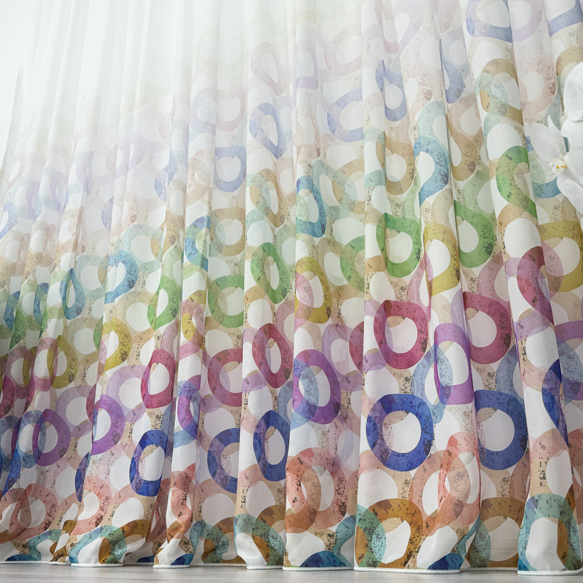 Poze Perdea din Voal imprimat, Alb cu cercuri colorate, 140cm latime x 260cm inaltime, cu rejansa pt bara cumparamisim.ro