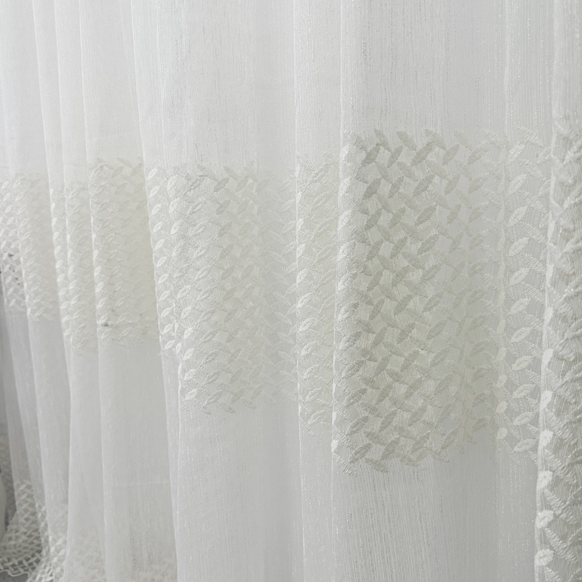 Poze Perdea Teresa din Tulle cu Broderie, model elegant, Ivoire, 140cm latime x 260cm inaltime, cu rejansa pt bara cumparamisim.ro