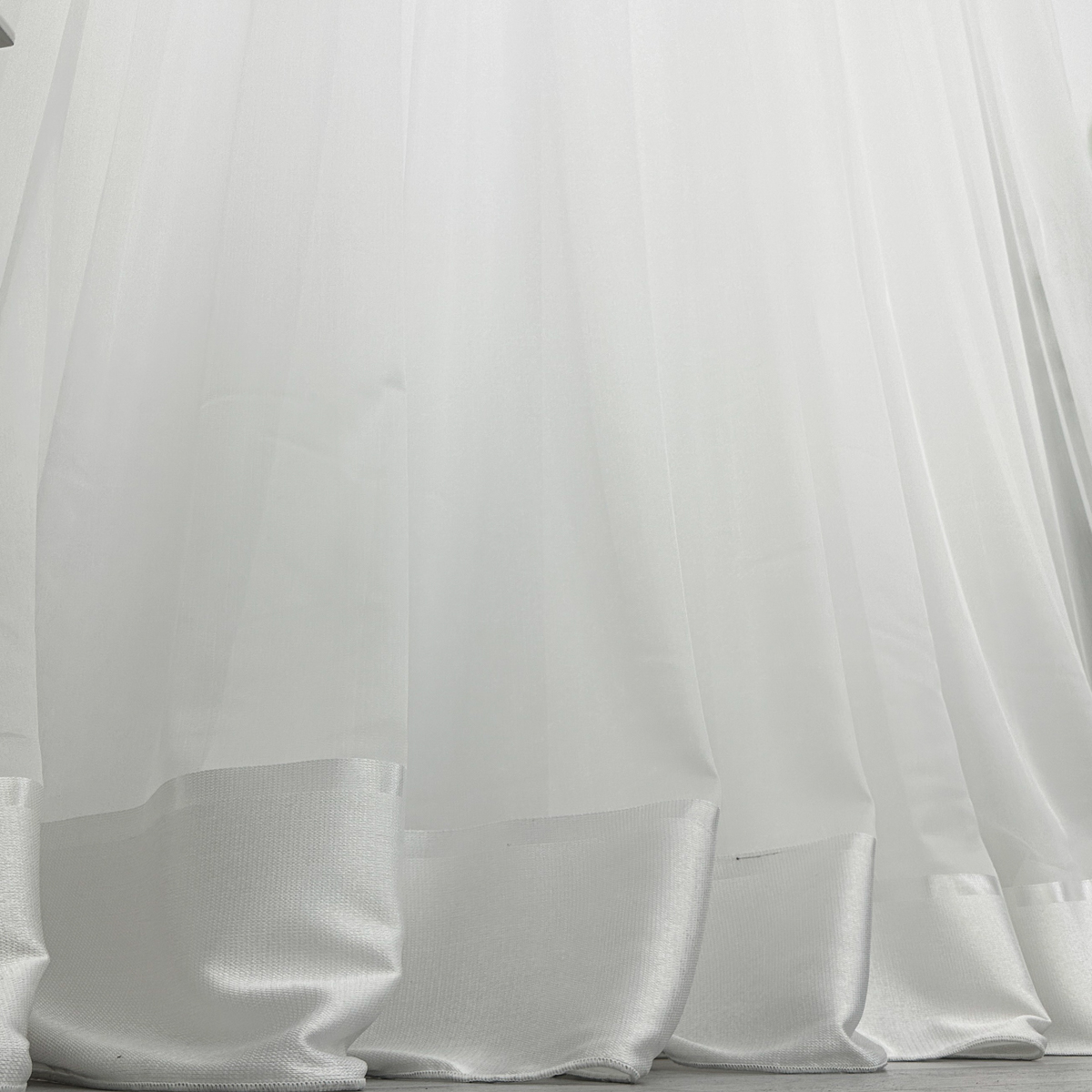 Poze Perdea Dianne din Matase cu Banda Satinat, Ivoire, 140cm latime x 260cm inaltime, cu rejansa pt bara cumparamisim.ro