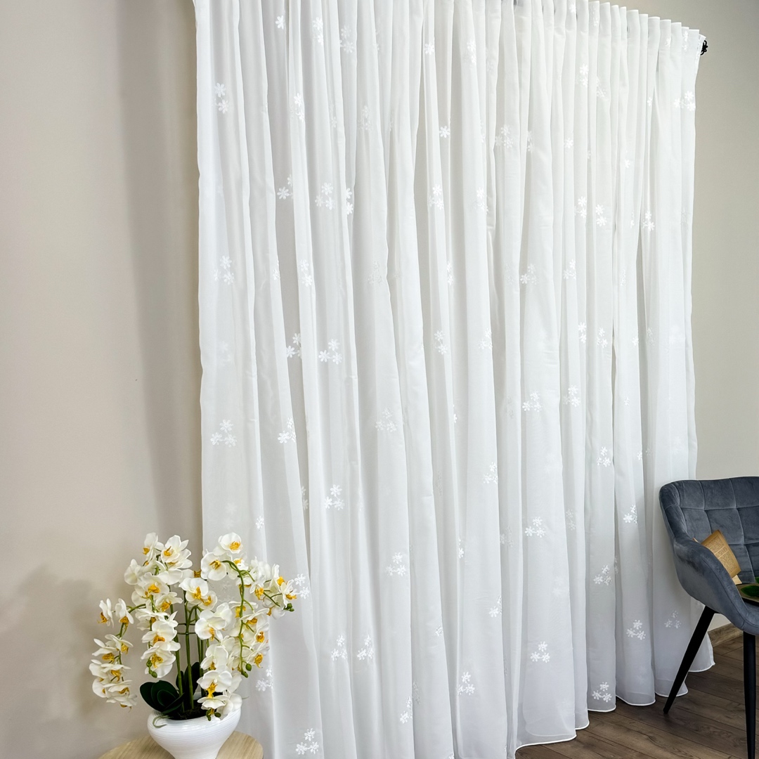 Poze Perdea Anabelle din Voal Brodat, model cu flori, Alb, 140cm latime x 260cm inaltime, cu rejansa pt bara cumparamisim.ro