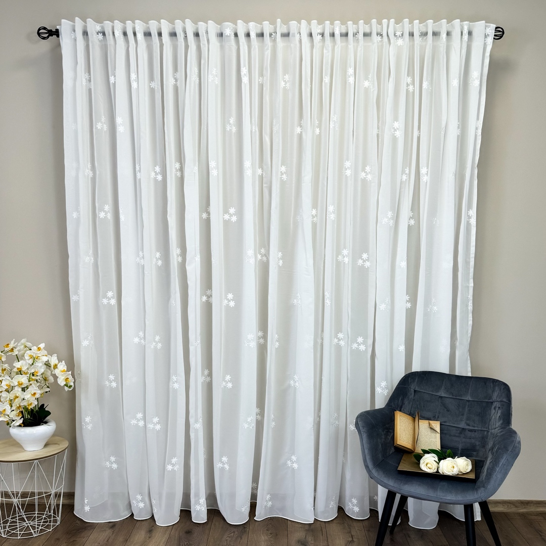 Poze Perdea Anabelle din Voal Brodat, model cu flori, Alb, 140cm latime x 260cm inaltime, cu rejansa pt bara cumparamisim.ro