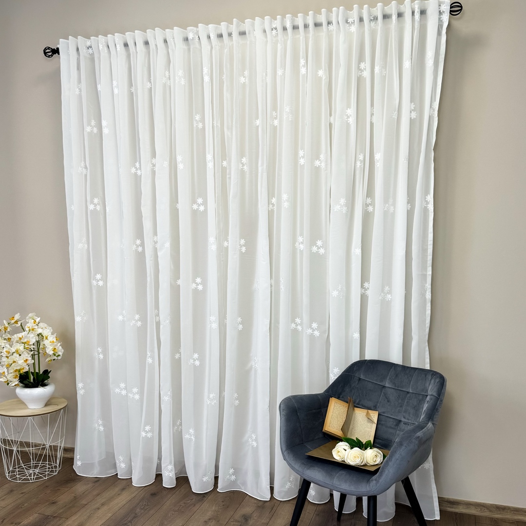 Poze Perdea Anabelle din Voal Brodat, model cu flori, Alb, 140cm latime x 260cm inaltime, cu rejansa pt bara cumparamisim.ro