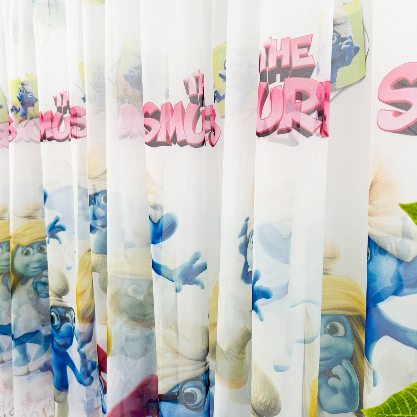 Poze Perdea pentru copii din matase, model imprimat Smurfs, 140cm latime x 260cm inaltime, cu rejansa pt bara cumparamisim.ro