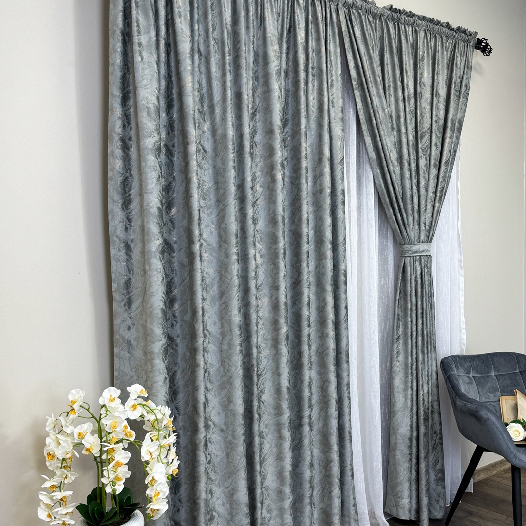 Poze Draperie Catifea MYKONOS cu valuri rafinate aurii, Gri mediu - V4, 140cm latime x 260cm inaltime, cu tiv lat pt bara cumparamisim.ro