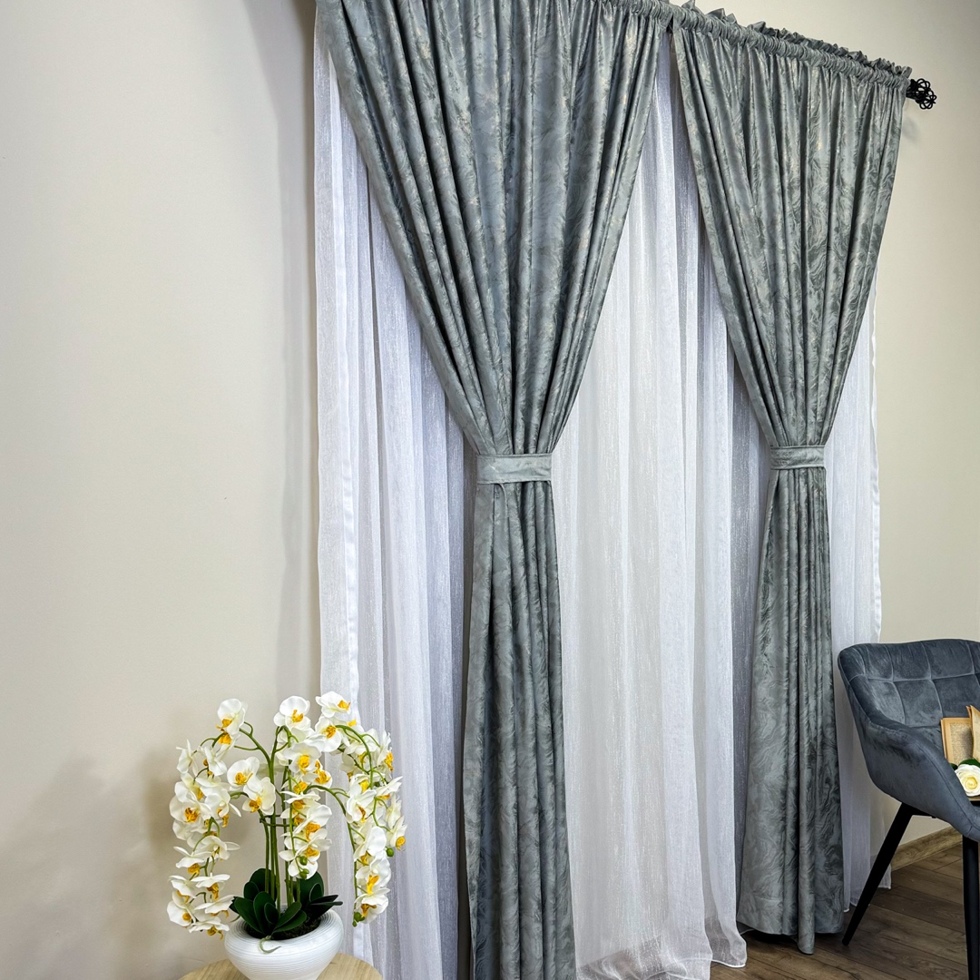 Poze Draperie Catifea MYKONOS cu valuri rafinate aurii, Gri mediu - V4, 140cm latime x 260cm inaltime, cu tiv lat pt bara cumparamisim.ro