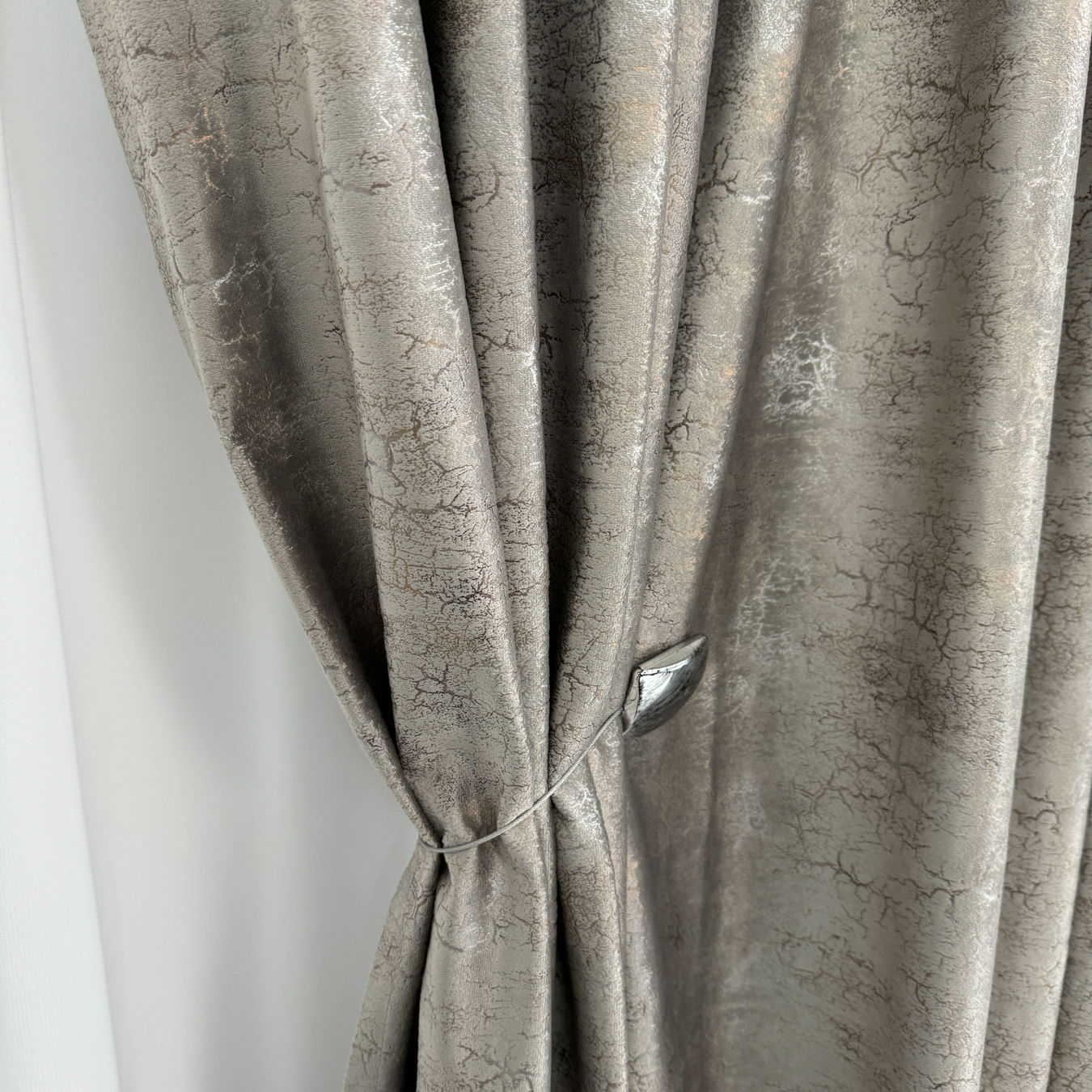 Poze Set 2 Draperii Catifea cu insertii metalizate, Gri cenusiu - V31, 140cm latime x 260cm inaltime, cu tiv lat pt bara cumparamisim.ro