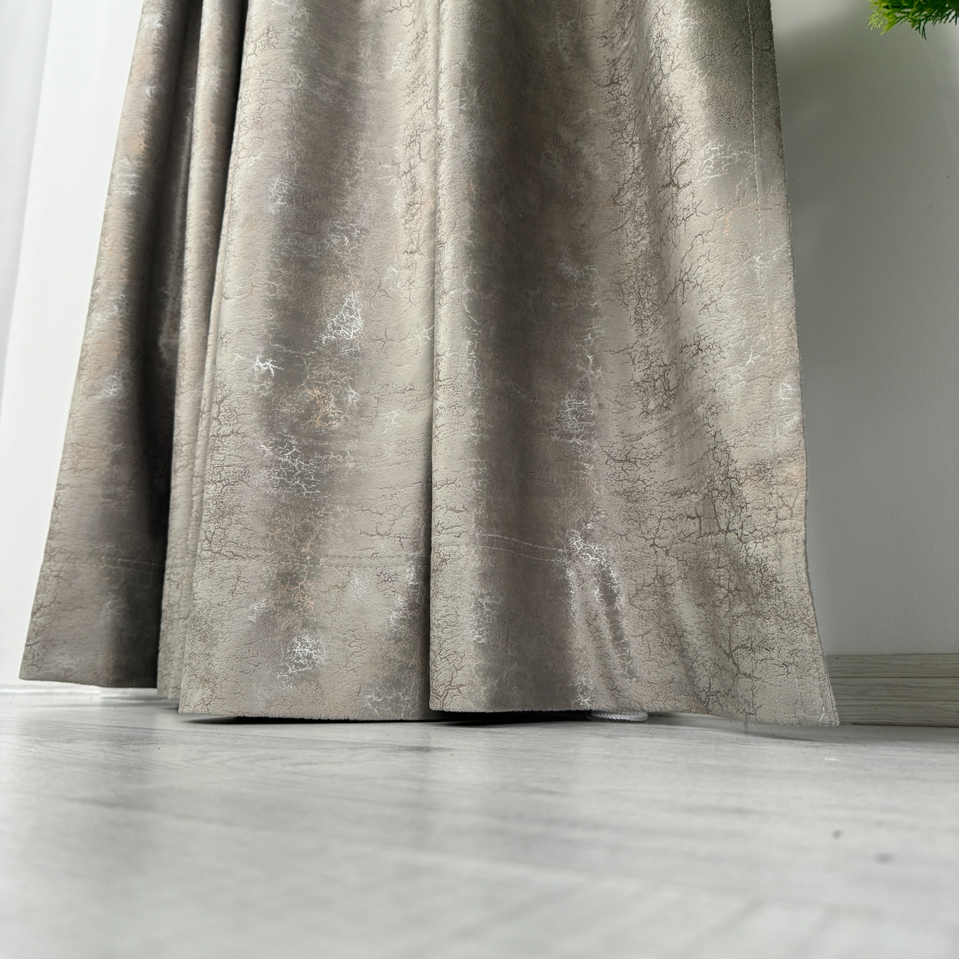 Poze Set 2 Draperii Catifea cu insertii metalizate, Gri cenusiu - V31, 140cm latime x 260cm inaltime, cu tiv lat pt bara cumparamisim.ro