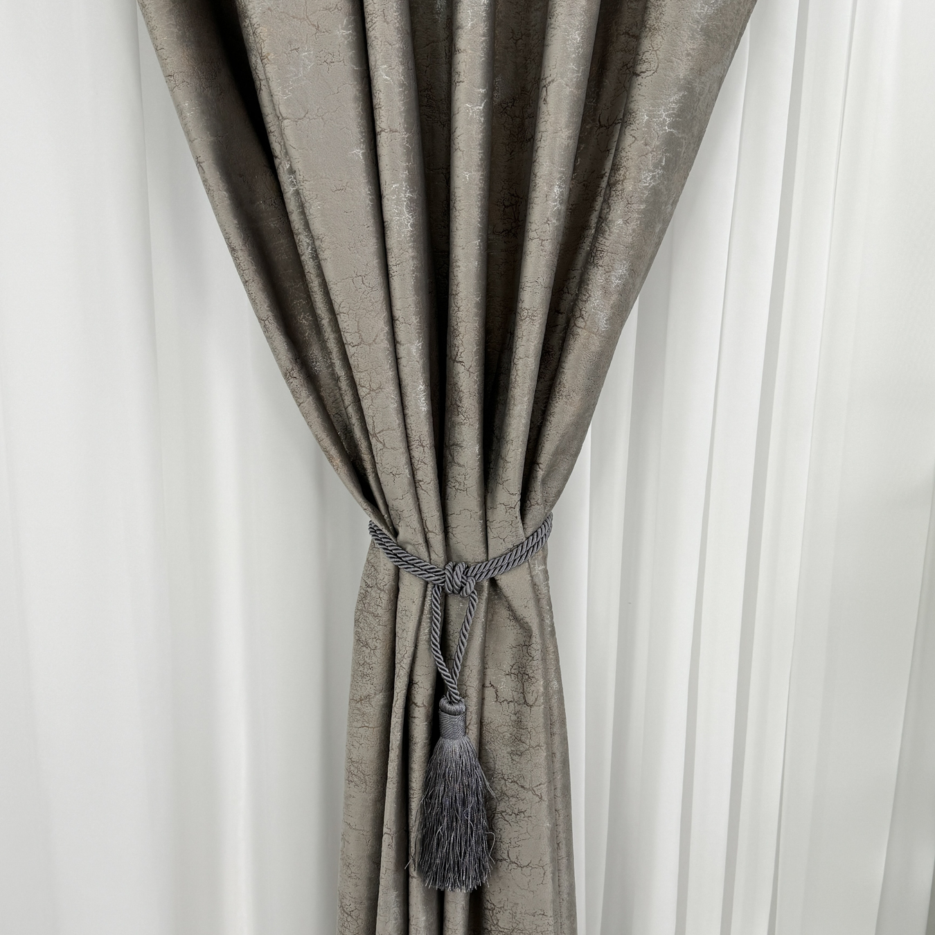 Poze Set 2 Draperii Catifea cu insertii metalizate, Gri cenusiu - V31, 140cm latime x 260cm inaltime, cu tiv lat pt bara cumparamisim.ro