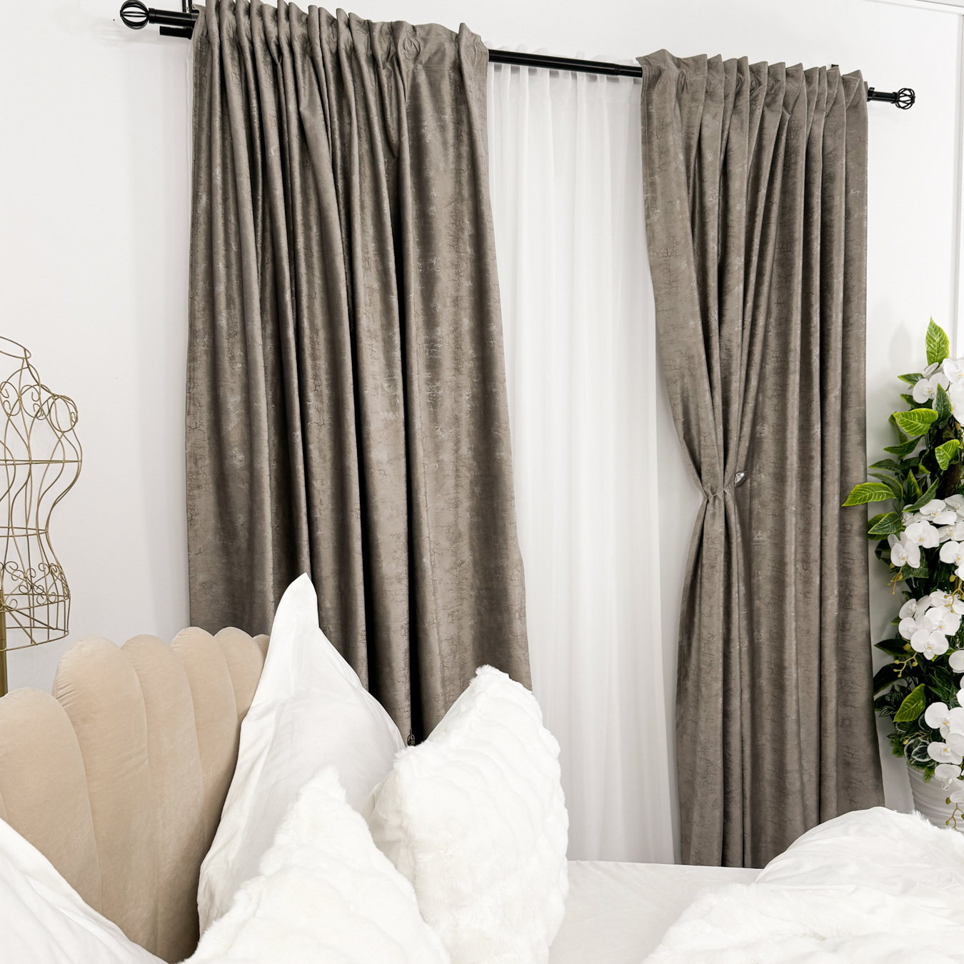 Poze Set 2 Draperii Catifea cu insertii metalizate, Gri cenusiu - V31, 140cm latime x 260cm inaltime, cu tiv lat pt bara cumparamisim.ro