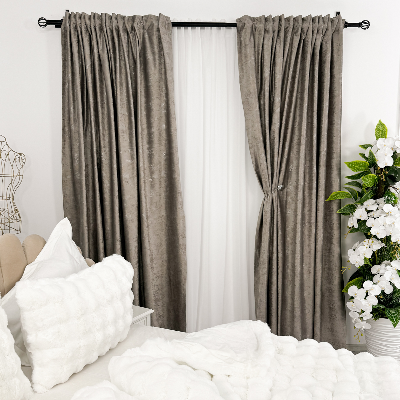 Poze Set 2 Draperii Catifea cu insertii metalizate, Gri cenusiu - V31, 140cm latime x 260cm inaltime, cu tiv lat pt bara cumparamisim.ro