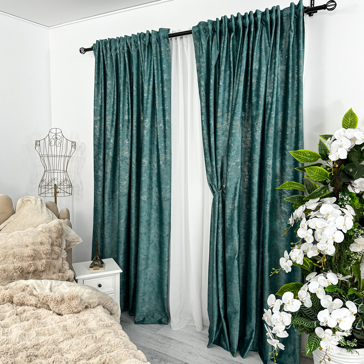 Poze Set 2 Draperii Catifea cu insertii metalizate, Bleu Aqua - V9, 140cm latime x 260cm inaltime, cu tiv lat pt bara cumparamisim.ro