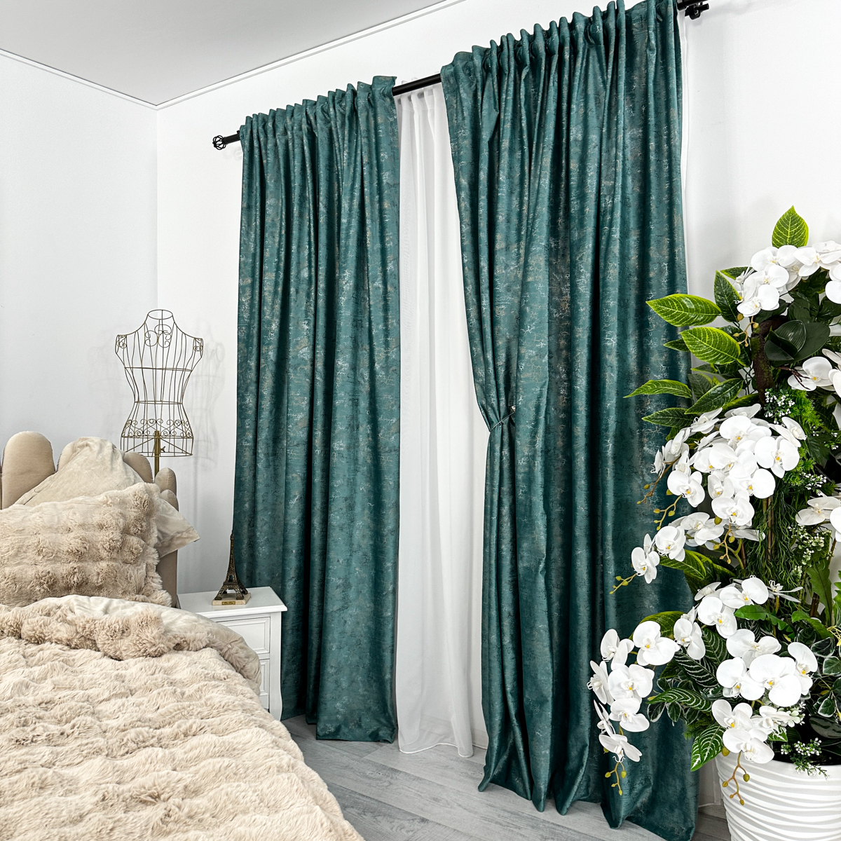 Poze Set 2 Draperii Catifea cu insertii metalizate, Bleu Aqua - V9, 140cm latime x 260cm inaltime, cu tiv lat pt bara cumparamisim.ro